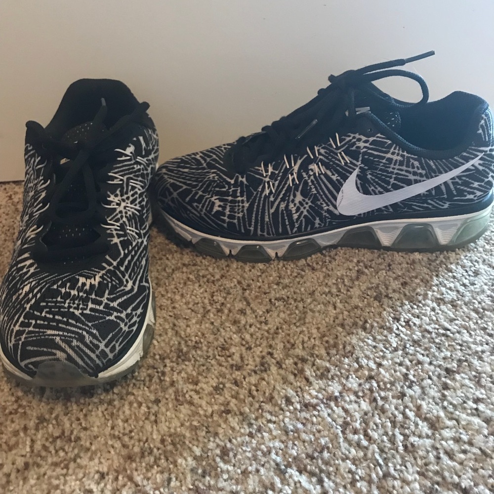 Women’s Nike shoes size 8 in great condition.